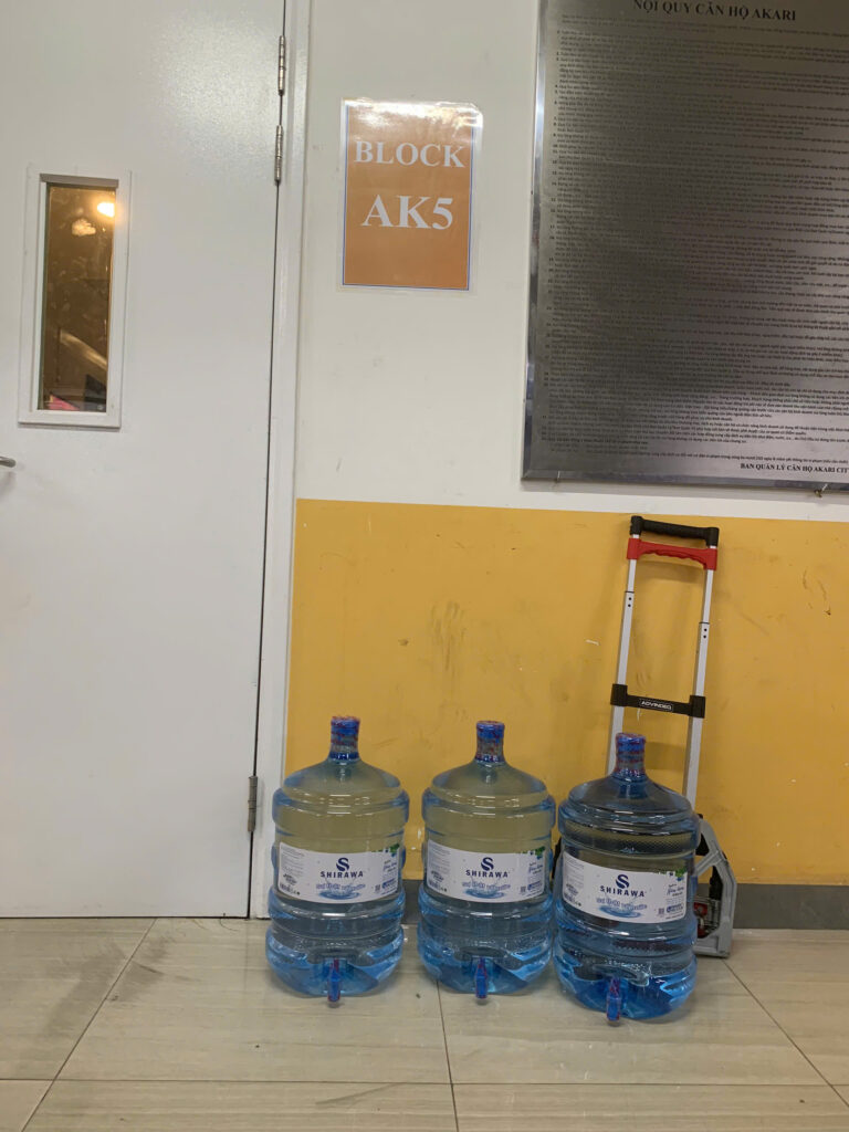 Nước suối bình akari giao tan noi