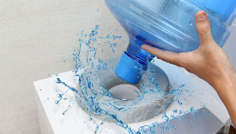 Tình huống đổ tràn nước khi đâm lỗ bình nước suối trước khi lắp vào máy nóng lạnh