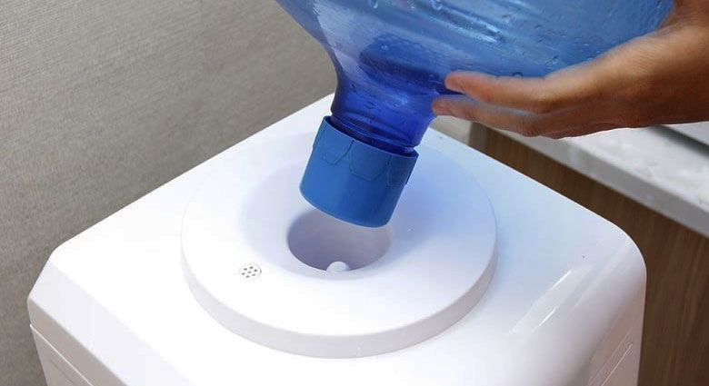 Cơ chế kim đâm lỗ tự động trên cây nước nóng lạnh khi úp bình