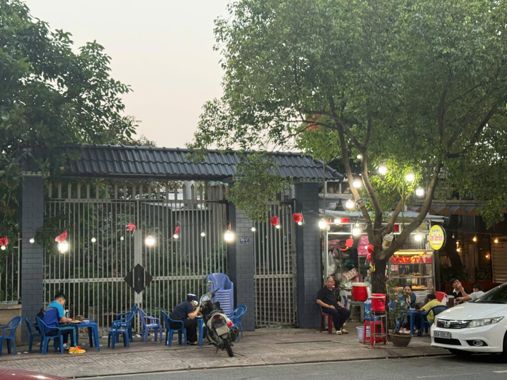Quán cơm tấm Anh Huy đối diện shophouse Block B1 chung cư Westgate