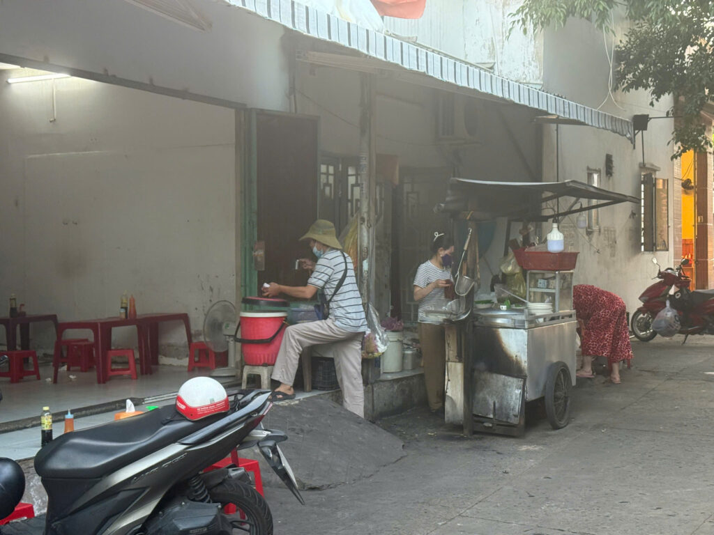 Quán hủ tiếu gõ số 2 gần Westgate - trong hẻm, có chỗ ngồi trong nhà