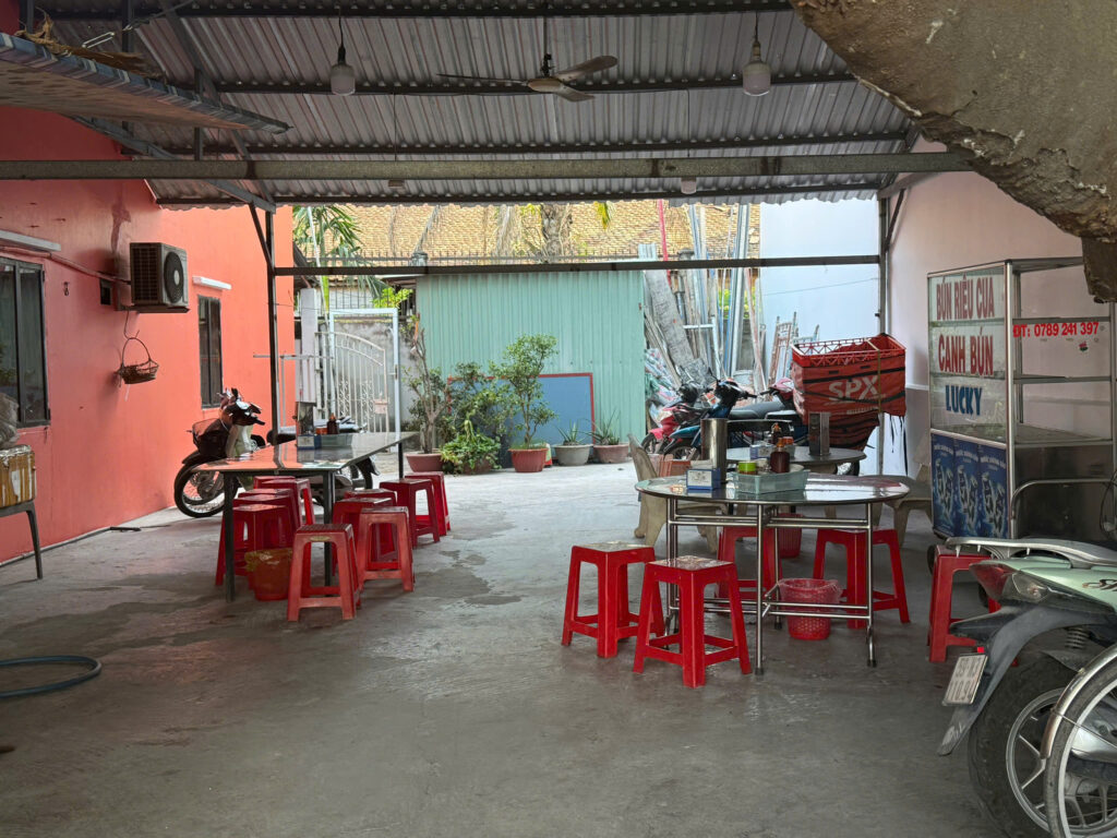 Không gian quán Bún Riêu Lucky ngồi dưới tán cây sa kê mát mẻ Tân Túc Bình Chánh