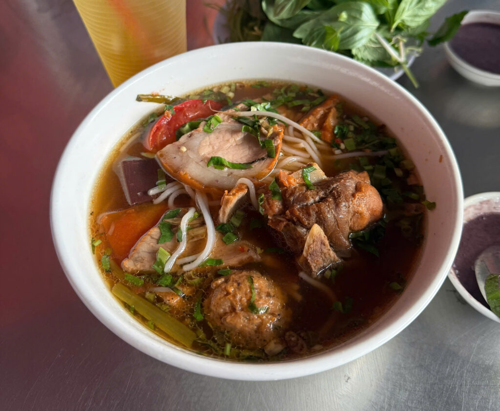 Tô bún riêu cua quán Lucky với đầy đủ chả cua, huyết, đậu hũ, giò