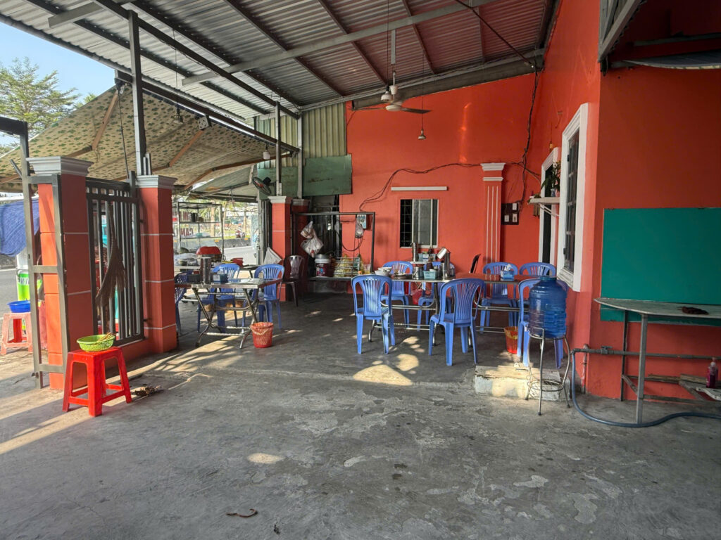 xe khách ăn bún riêu để trong sân có chỗ để xe