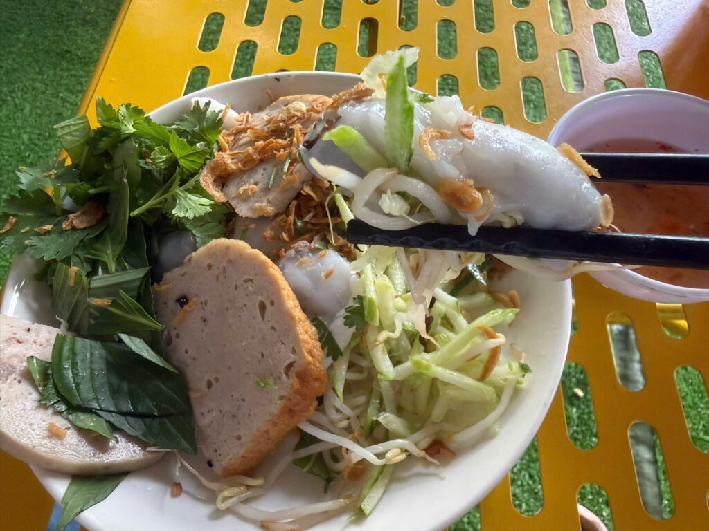 Bánh cuốn bánh ướt gần chung cư Westgate - quán Cô Ba tráng tại chỗ trong Cafe Phin's