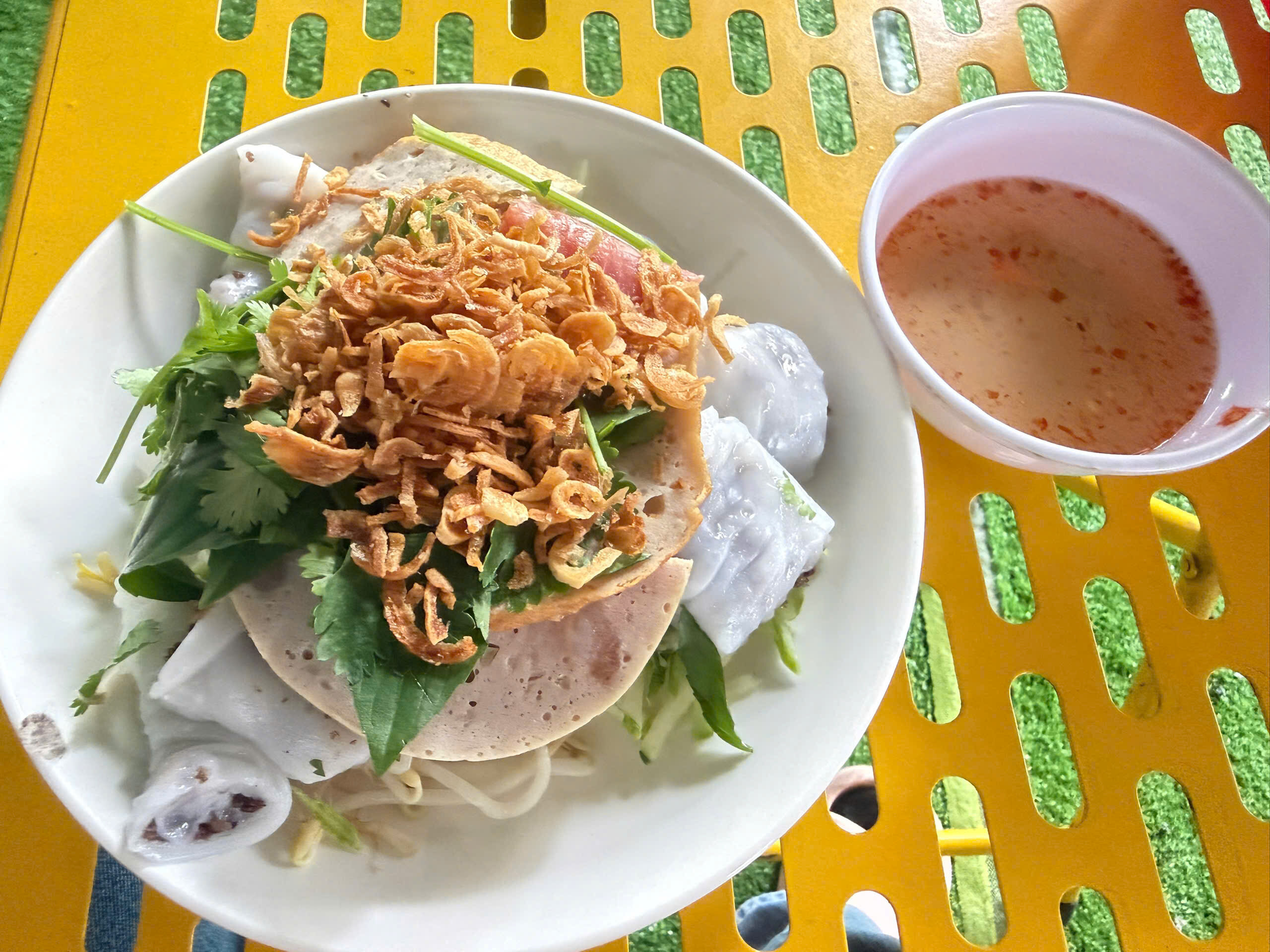 Bánh cuốn hành phi nước mắm giấm cô ba