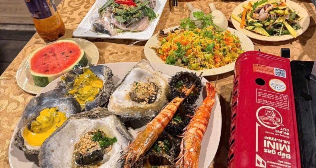 Tiệc BBQ hải sản Nam Du tại Langchia Resort – tôm nướng, nhum nướng mỡ hành, hàu nướng phô mai