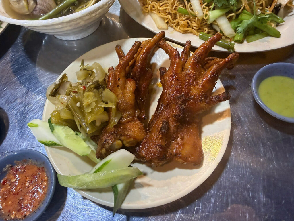 Chân gà nướng sa tế – món highlight tại Ốc Ken gần chung cư Privia Khang Điền