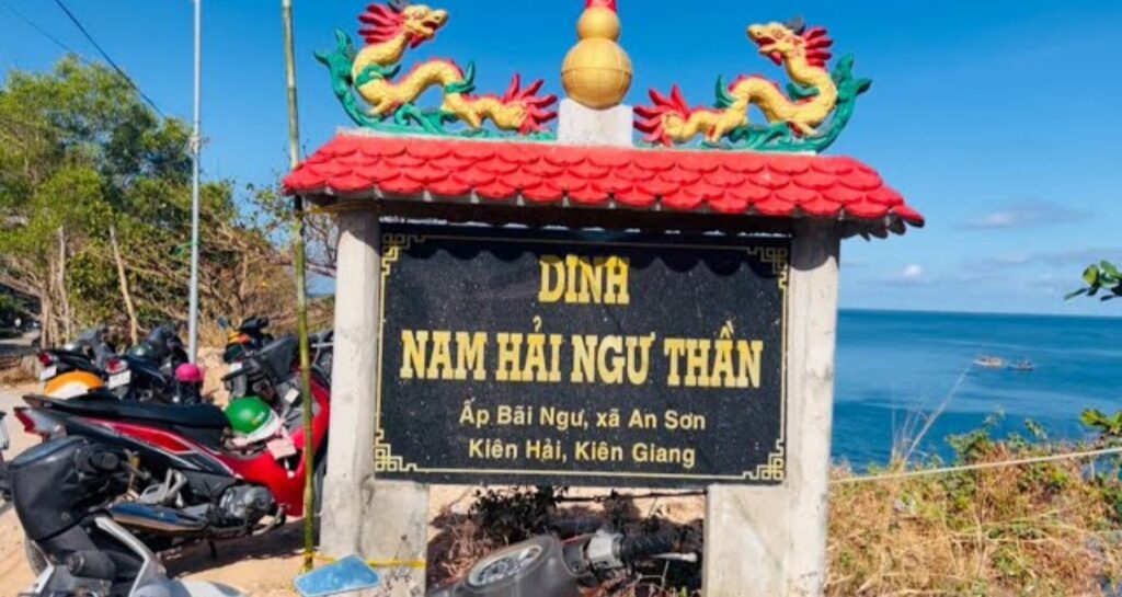 dinh ông nam du có bộ xương cá ông lớn bên trong