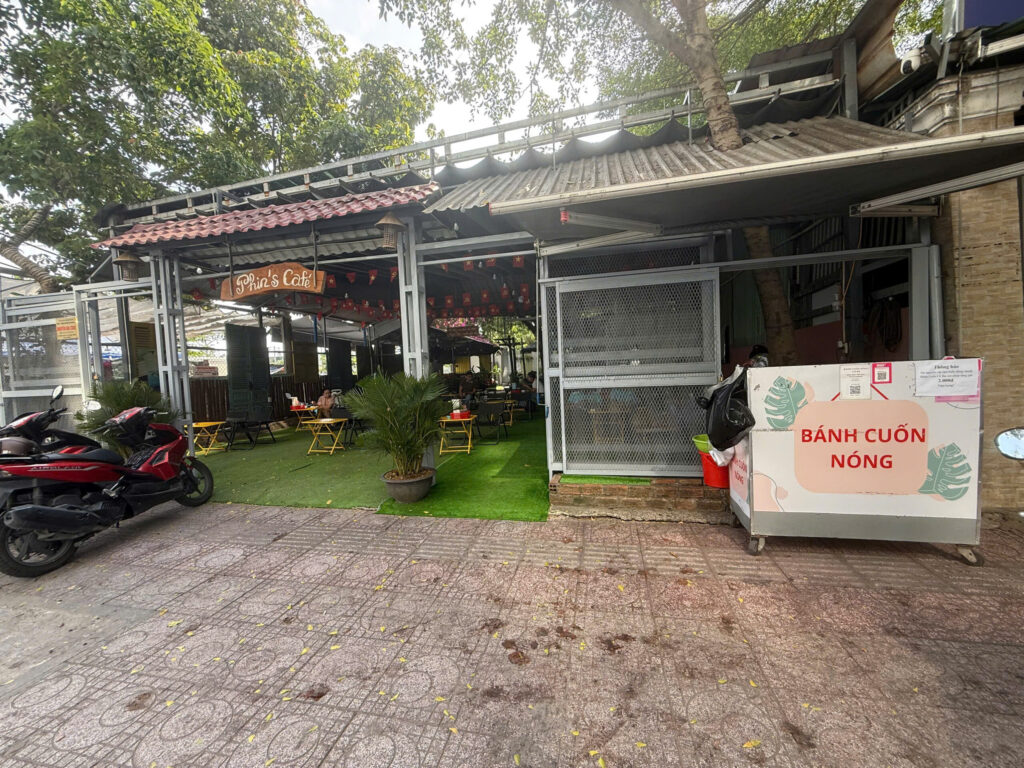 không gian quán bánh cuốn cô ba