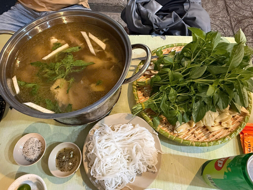phần lẩu gà lá é 3 người ăn gần privia khang điền