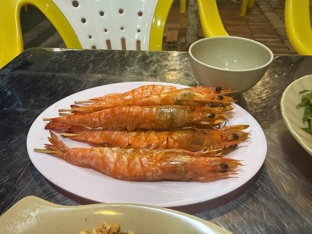 Tôm nướng mọi tươi ngon tại Ốc Ken – quán ốc bình dân gần Privia Khang Điền