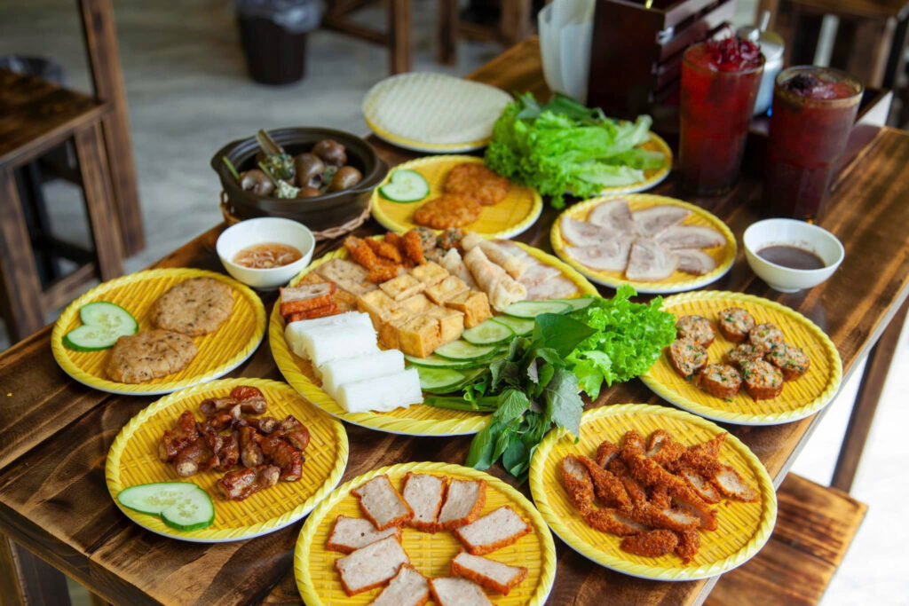 Bún đậu mắm tôm Mộc Quán tại chung cư Westgate – đậu chiên vàng giòn, thịt bắp, chả cốm, nem chua rán