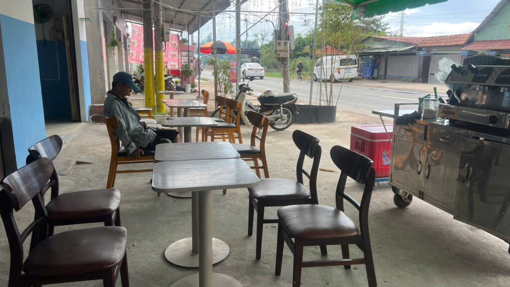 giao long coffe khu vực vỉa hè mặt tiền