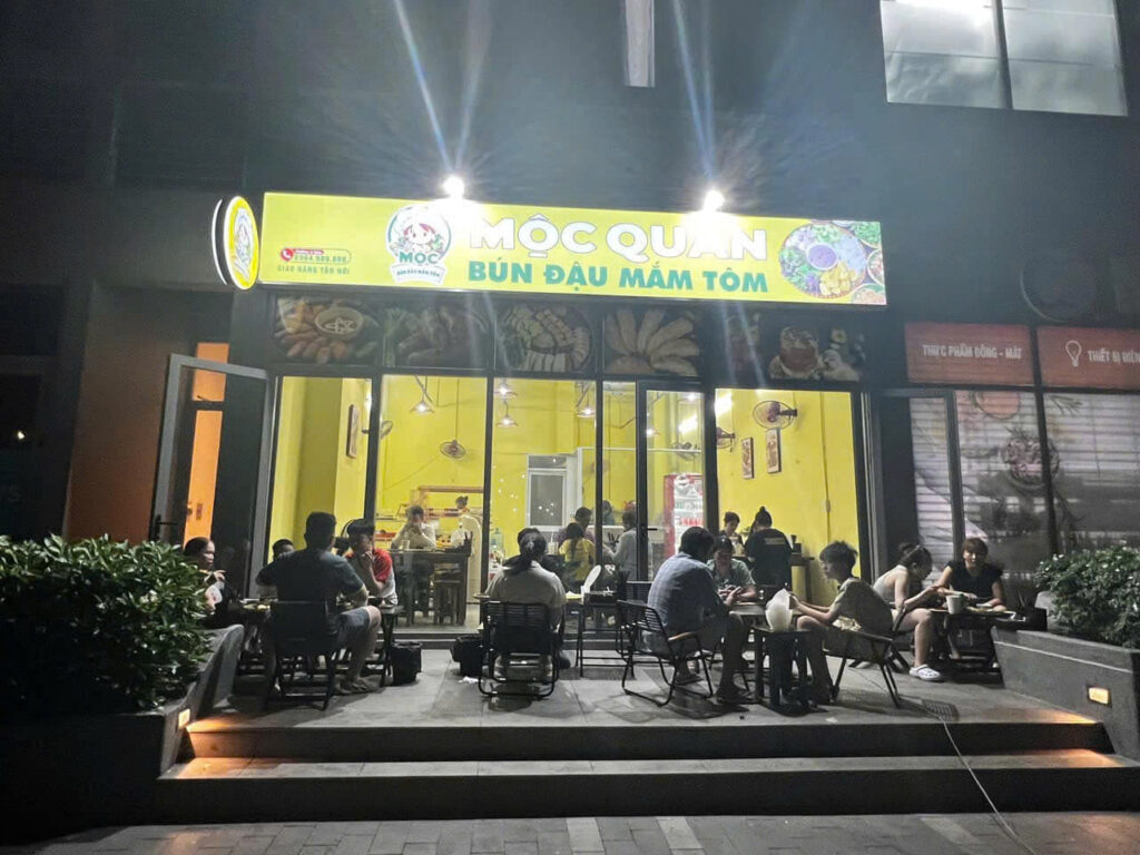 Không gian vỉa hè buổi tối tại Mộc Quán – bún đậu mắm tôm chung cư Westgate