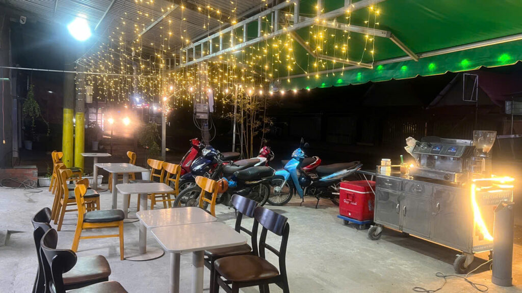 quán cà phê giao long buổi tối