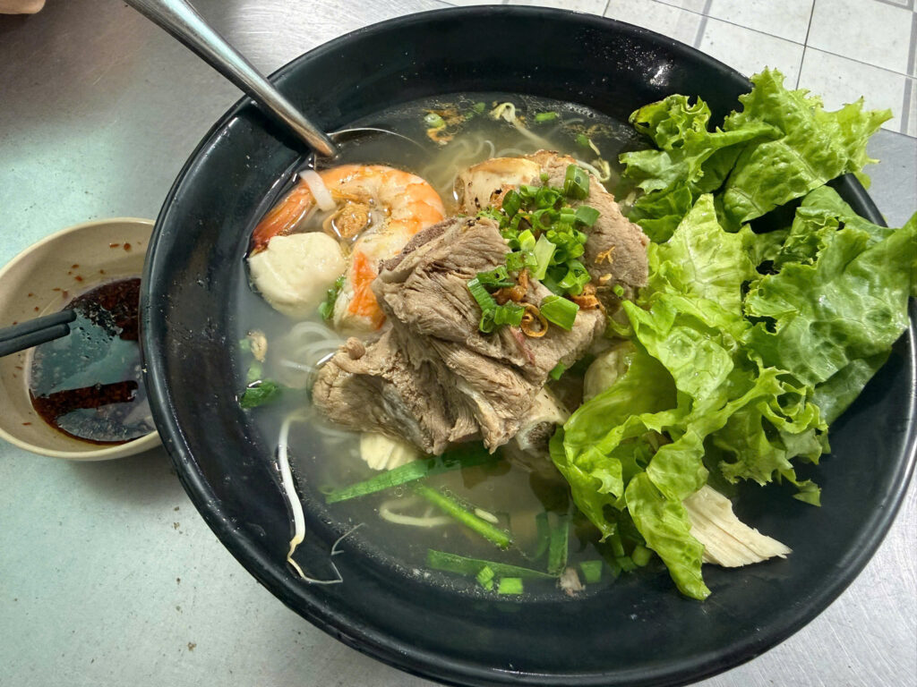 Tô hủ tiếu mì thập cẩm quán Linh với nước dùng trong, tôm, bò viên, chả cá đầy đặn