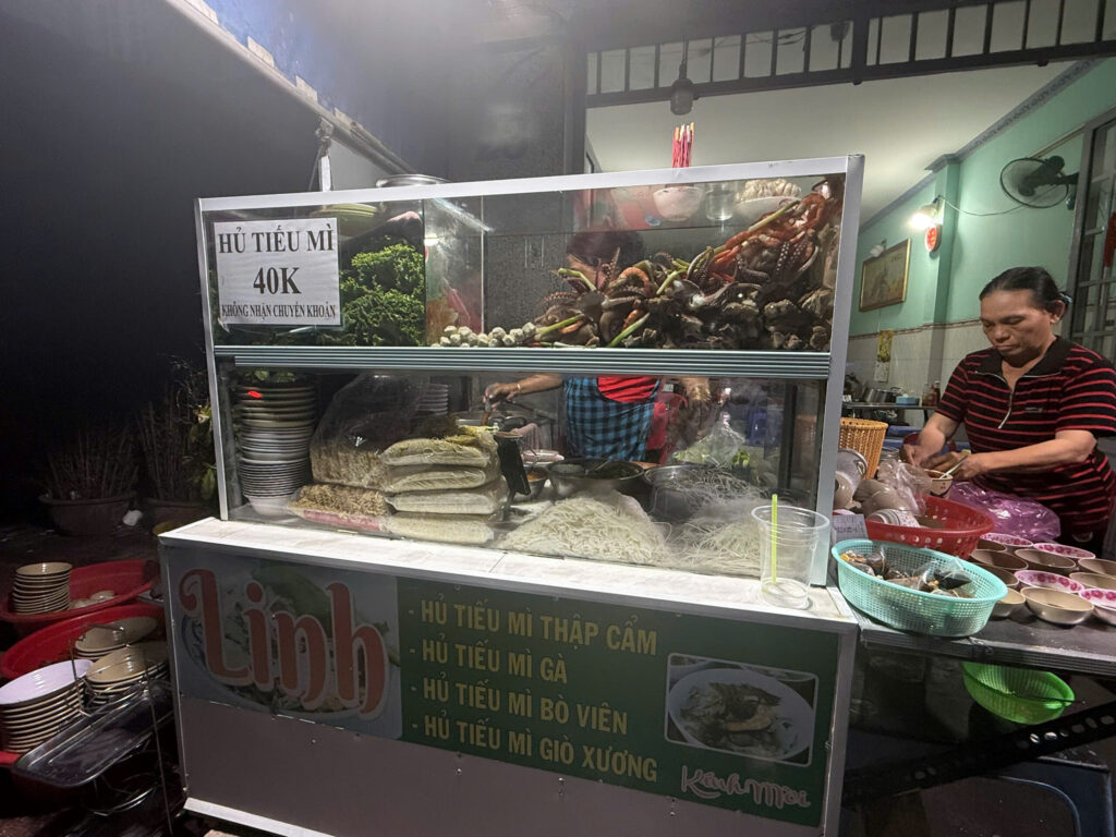 Tủ kính nguyên liệu tươi của quán Hủ Tiếu Linh với tôm mực hải sản bày công khai
