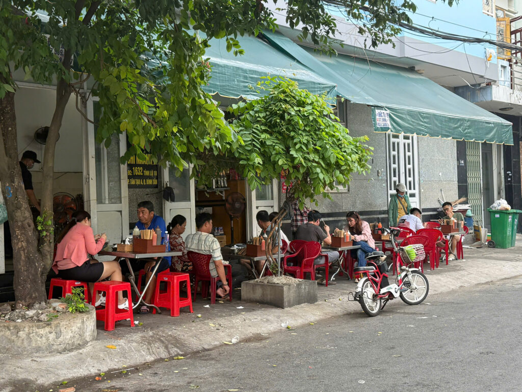 Không gian quán Bún Bò Cây Khế sạch sẽ thoáng mát, có chỗ ngồi trong và ngoài vỉa hè
