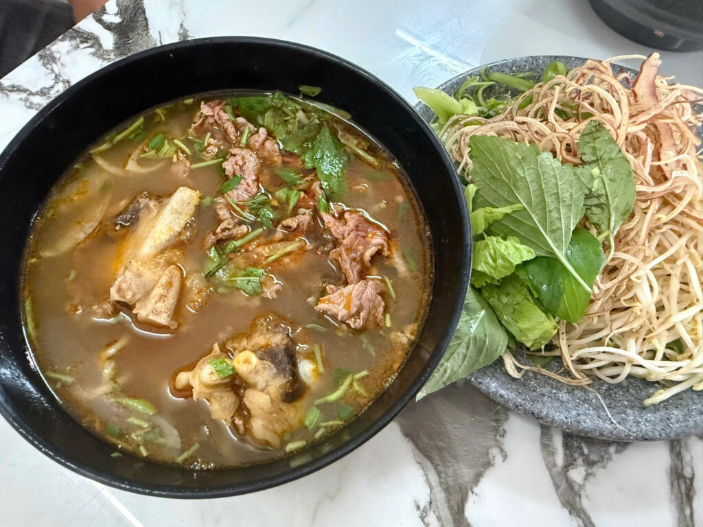 Tô bún bò Huế Cây Khế nước dùng thanh ngọt đậm vị mắm ruốc chuẩn Huế