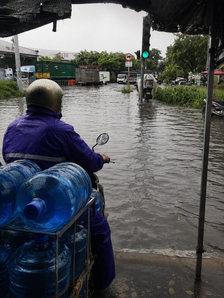 Giao nước chung cư tận căn mùa mưa